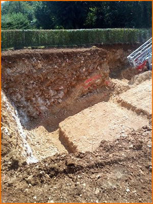 trou emplacement piscine en pente